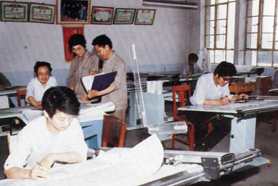 從1984年第一季度到抓管理上登記全面提高企業(yè)素質(zhì)驗收前，采取分線檢查、總結(jié)成績、找出差距、提出措施、限期整改的方法，使各項工作在整頓中鞏固提高，在鞏固提高中進行再整頓，再提高。