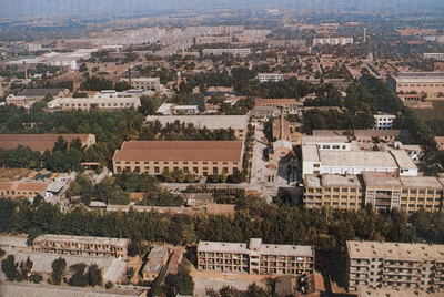 推土機總廠本部廠區(qū)。山東推土機總廠建立時，固定資產(chǎn)原值為2569萬元，占地面積為517538平方米，建筑面積為170861平方米。