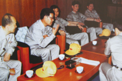 為了學(xué)習(xí)外國先進技術(shù)和管理方法，前往引進技術(shù)與設(shè)備的國家進行實地考察。薛仲光廠長在日本。