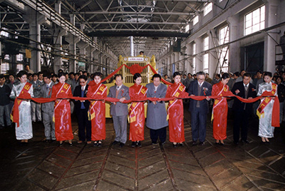 山推股份公司舉行山推牌TY220推土機5000臺下線慶典活動。