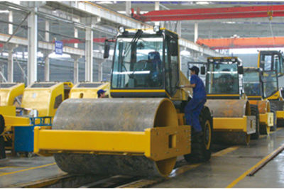 2002年2月，由履帶廠開發(fā)研制的YZ18液壓振動壓路機，順利下線。