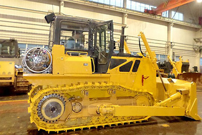 世界上第一臺燃氣型履帶式推土機——SD20-5（LNG）在研究總院新產(chǎn)品試制中心下線。SD20-5（LNG）履帶式推土機是公司順應(yīng)行業(yè)發(fā)展趨勢開發(fā)的一款節(jié)能、環(huán)保產(chǎn)品，整機采用天然氣專用發(fā)動機，燃燒后無積炭，滿足stageIIIA排放，壽命更長，維修頻率更低。
