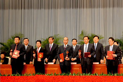 會上對獲得“省長質(zhì)量獎”的企業(yè)和個人進行了表彰，山推股份位居榜首，公司董事長張秀文從省長姜大明手中接過了代表山東質(zhì)量管理最高榮譽的“金拇指”獎杯。