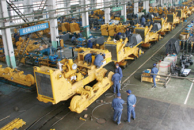 山推牌TY320C推土機在裝配分廠試驗車間順利下線，標志著“山推”系列推土機在技術(shù)性能和結(jié)構(gòu)造型水平上又上了一個新的臺階。