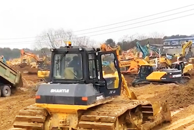 1月23日夜間，山推設(shè)備開足馬力，與時間賽跑，全速開啟“武漢版小湯山”醫(yī)院的建設(shè)。